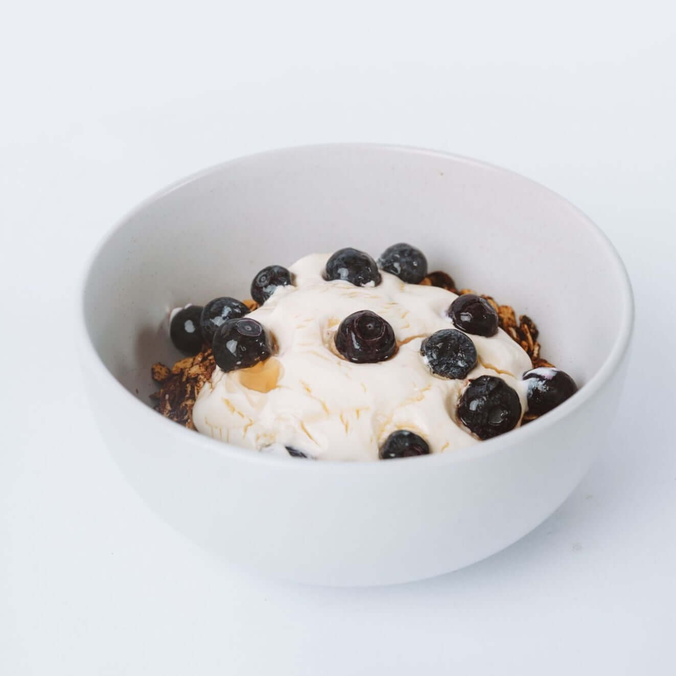 Peanut Butter GranolaCrunchy Peanut Butter Granola served with High Protein Maple Yoghurt and Blueberries. Protein 15g Carbohydrates 42g Fats 11g 327 CaloriesPeanut Butter GranolaCrunchy Peanut Butter Granola served with High Protein Maple Yoghurt and Blu