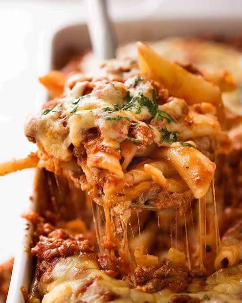 Pasta Bake - BeefLean Beef Mince, Locally Grown Mushrooms and Baby Peas, slow cooked in a tomato and Herb Sauce, layered with Penne Pasta and Mozzarella Cheese. Protein 38g Carbohydrates 42g Fat 10g 410 Calories Heating instructions: remove lid and microw